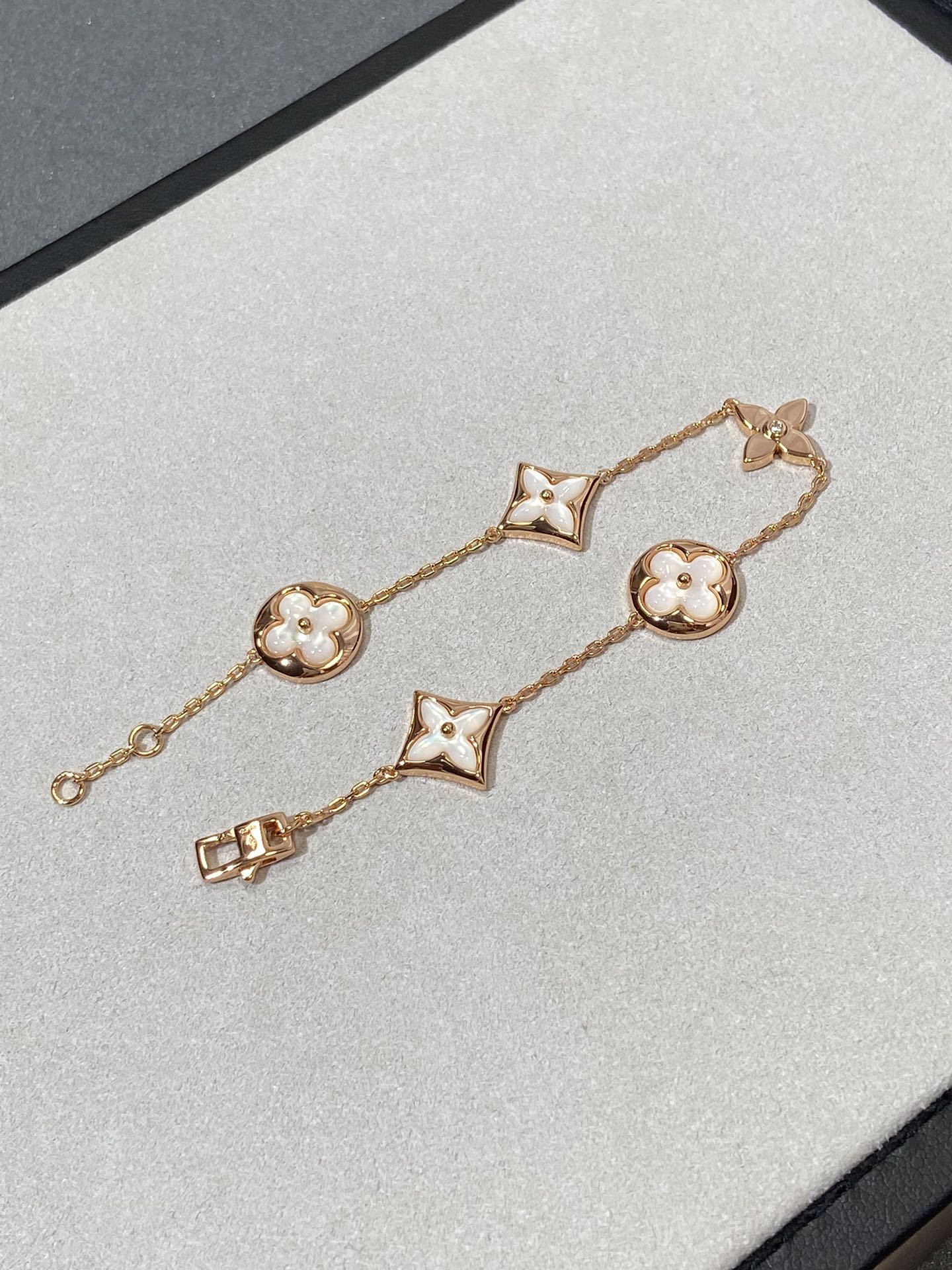 [Triumph Jewelry]STAR AND SUN 5 MOTIF MOP PINK GOLD BRACELET