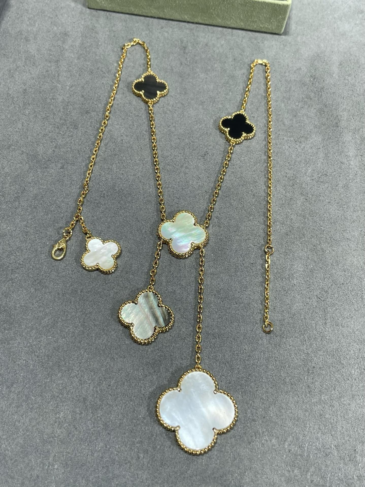[Triumph Jewelry]CLOVER 6 MOTIF MOP ONYX GOLD NECKLACE