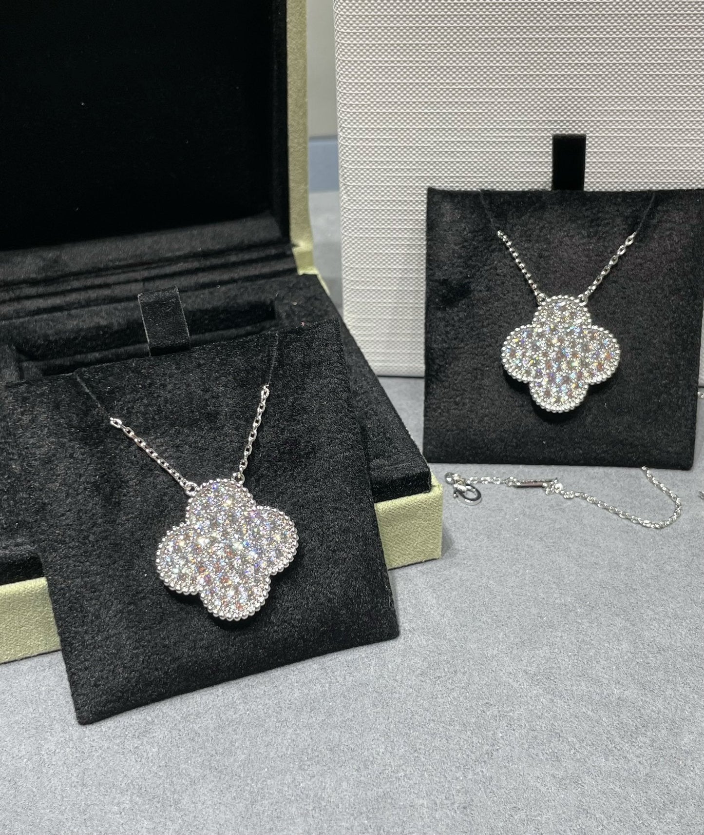 [Triumph Jewelry]CLOVER 25MM LARGE PENDANT DIAMOND PAVED SILVER NECKLACE