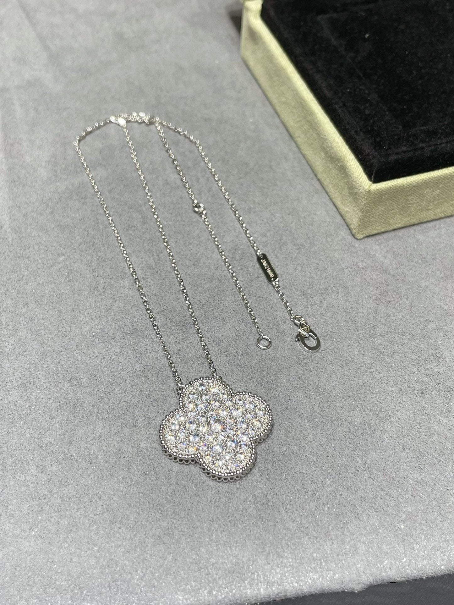 [Triumph Jewelry]CLOVER 25MM LARGE PENDANT DIAMOND PAVED SILVER NECKLACE