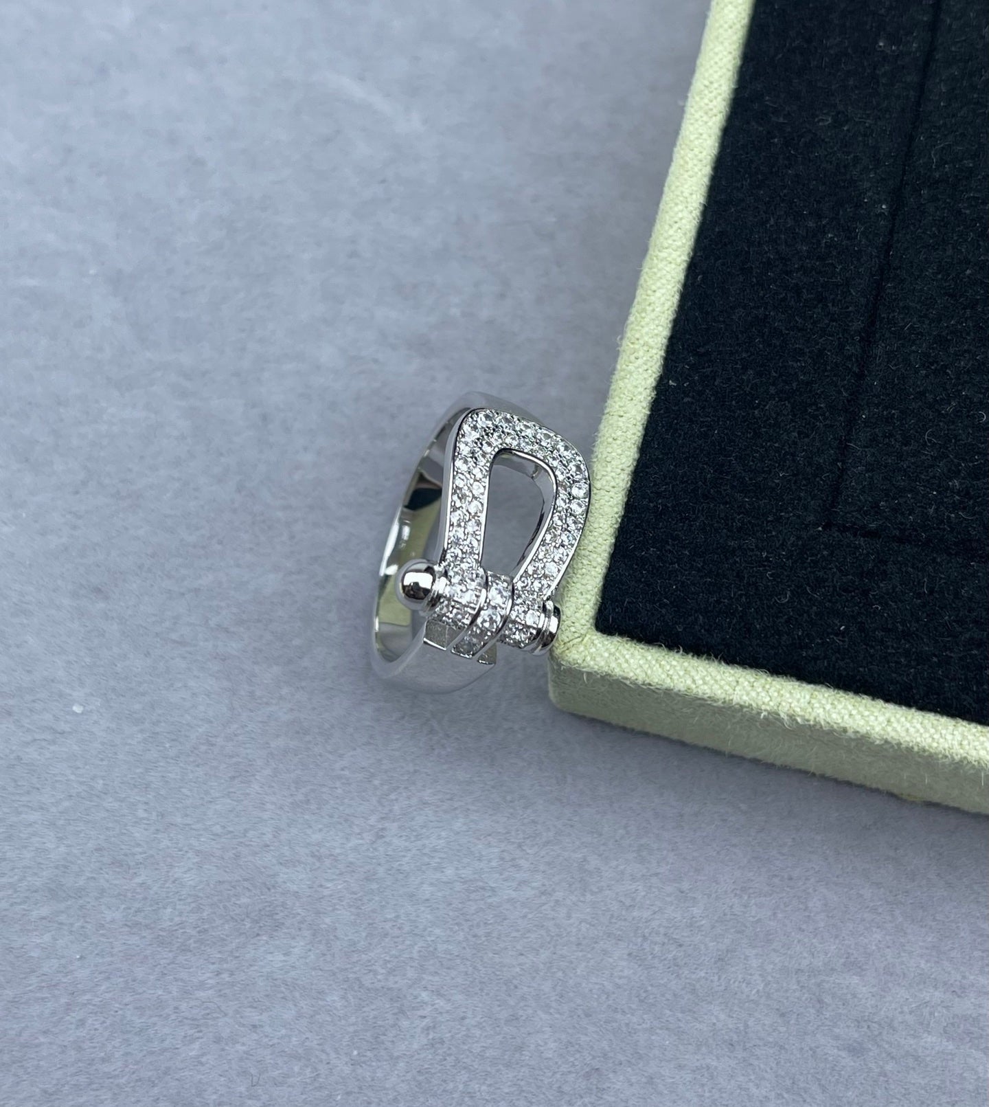 [Triumph Jewelry]Wide Hoof-Shaped Diamond-Studded Ring