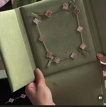 [Triumph Jewelry Jewellery] Pink Necklace with Ten Clover Designs