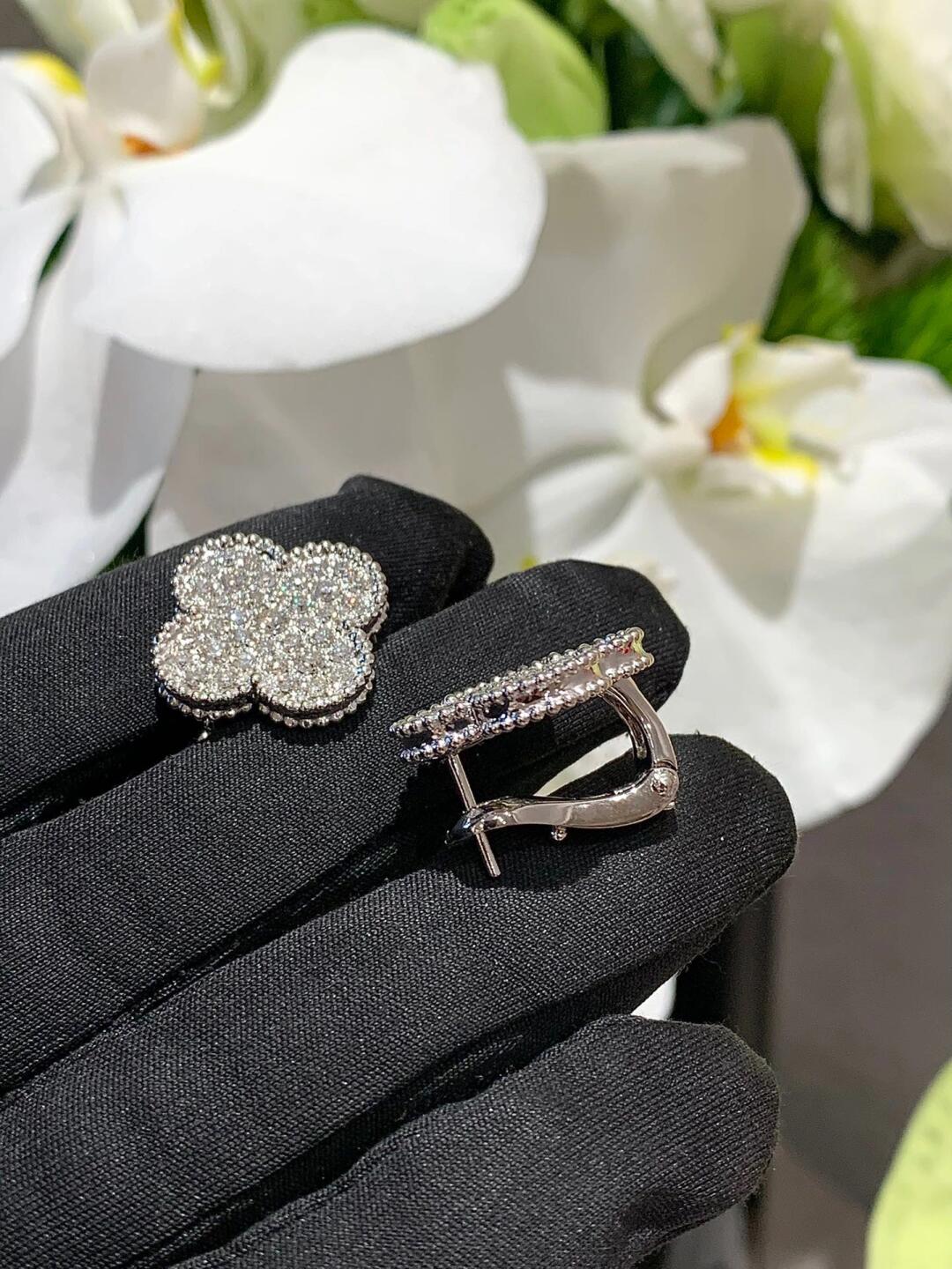 [Triumph Jewelry]CLOVER 20MM MOTIFS DIAMOND STUD EARRINGS SILVER