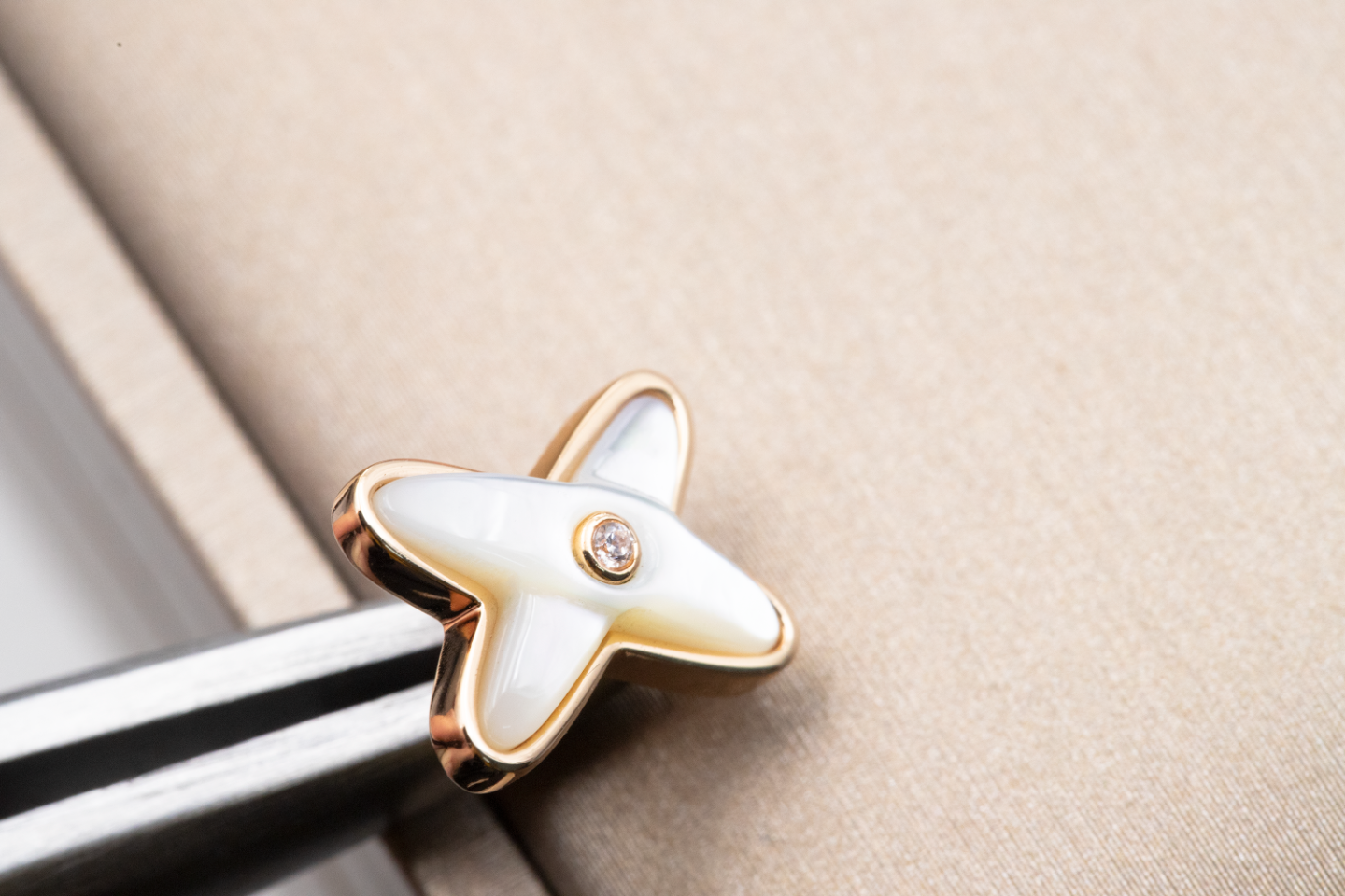[Triumph Jewelry]JEUX DE WHITE MOP PINK GOLD DIAMOND EARRINGS